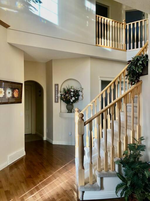2500 Sq House In Springbank Hill Bl 261818 Villa Calgary Exterior photo