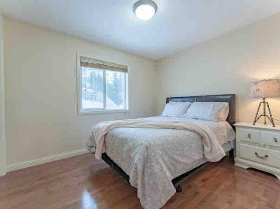 2500 Sq House In Springbank Hill Bl 261818 Villa Calgary Exterior photo