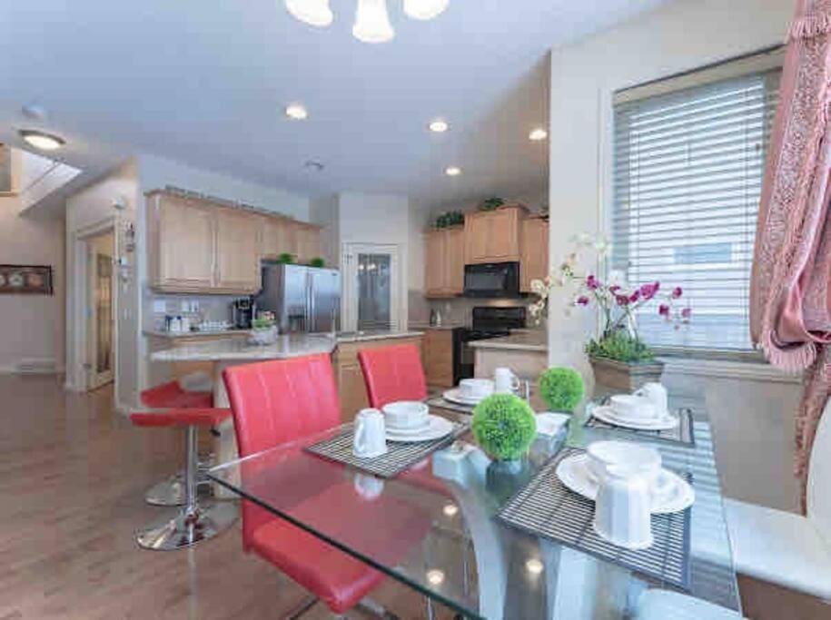 2500 Sq House In Springbank Hill Bl 261818 Villa Calgary Exterior photo
