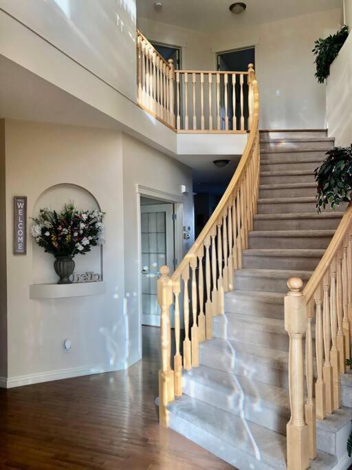 2500 Sq House In Springbank Hill Bl 261818 Villa Calgary Exterior photo