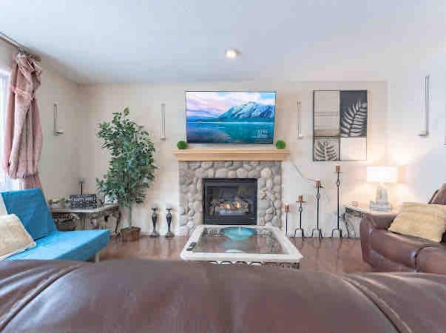 2500 Sq House In Springbank Hill Bl 261818 Villa Calgary Exterior photo
