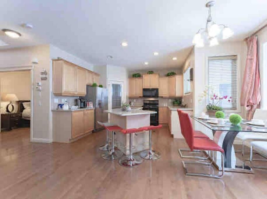 2500 Sq House In Springbank Hill Bl 261818 Villa Calgary Exterior photo