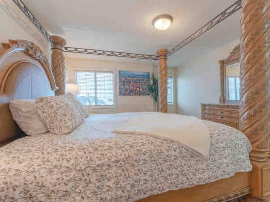 2500 Sq House In Springbank Hill Bl 261818 Villa Calgary Exterior photo