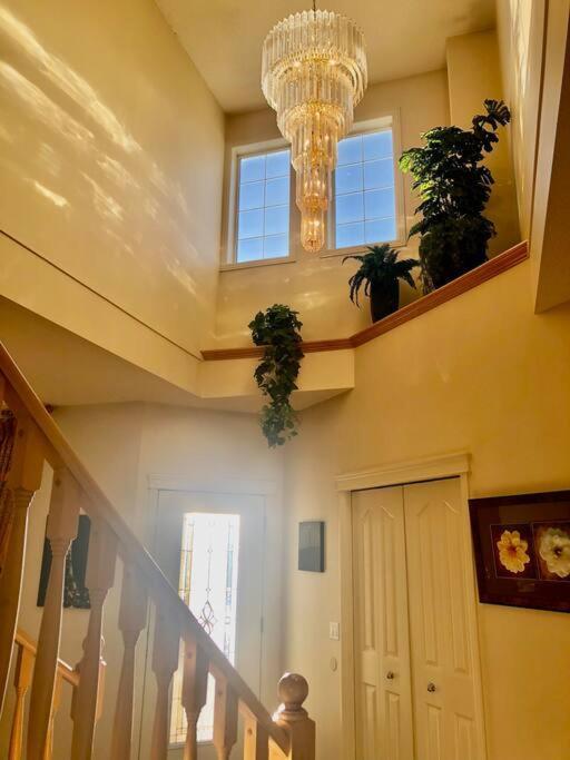2500 Sq House In Springbank Hill Bl 261818 Villa Calgary Exterior photo
