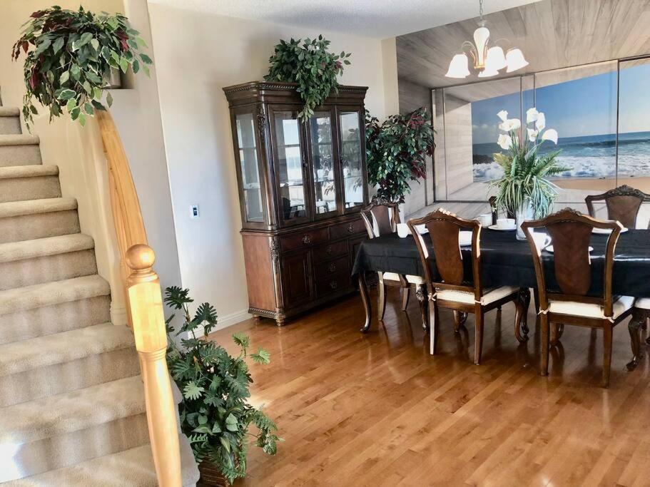 2500 Sq House In Springbank Hill Bl 261818 Villa Calgary Exterior photo