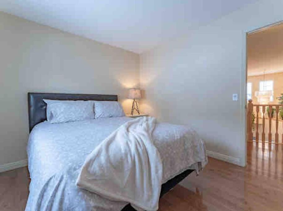 2500 Sq House In Springbank Hill Bl 261818 Villa Calgary Exterior photo