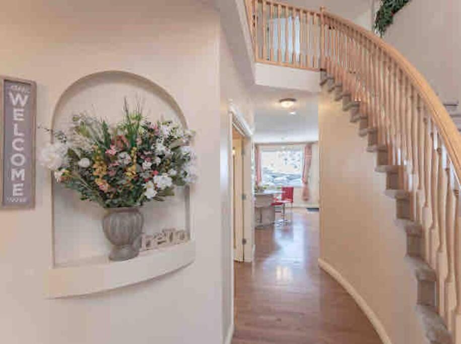 2500 Sq House In Springbank Hill Bl 261818 Villa Calgary Exterior photo