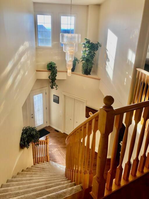 2500 Sq House In Springbank Hill Bl 261818 Villa Calgary Exterior photo