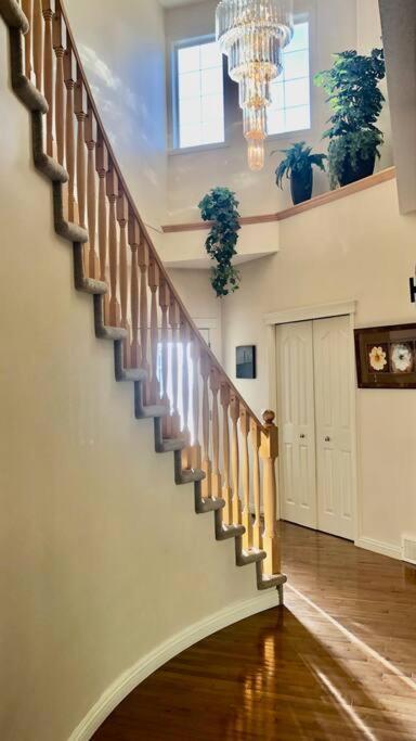 2500 Sq House In Springbank Hill Bl 261818 Villa Calgary Exterior photo