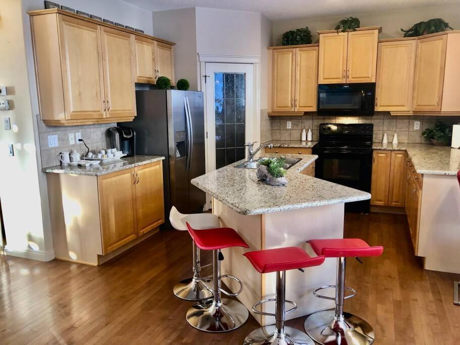 2500 Sq House In Springbank Hill Bl 261818 Villa Calgary Exterior photo
