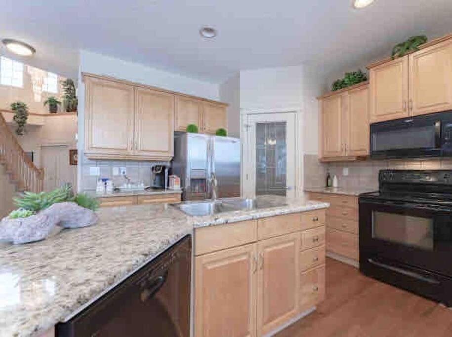 2500 Sq House In Springbank Hill Bl 261818 Villa Calgary Exterior photo