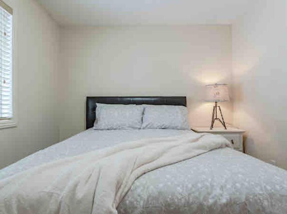 2500 Sq House In Springbank Hill Bl 261818 Villa Calgary Exterior photo