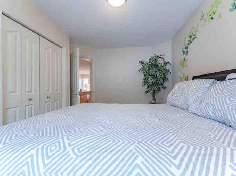 2500 Sq House In Springbank Hill Bl 261818 Villa Calgary Exterior photo