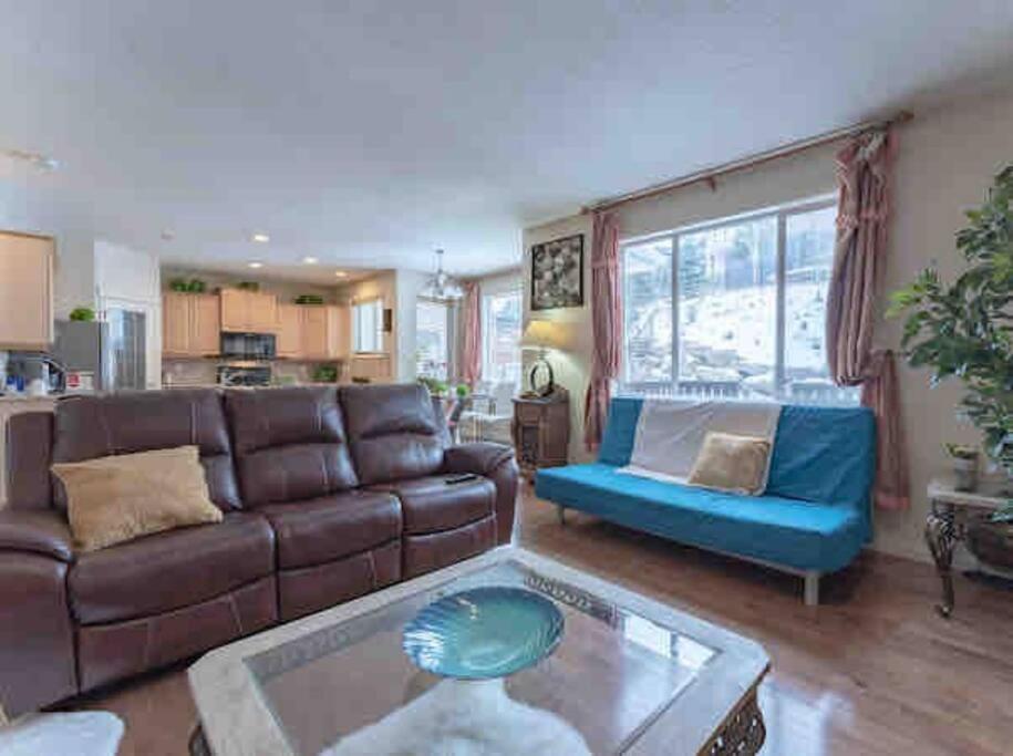 2500 Sq House In Springbank Hill Bl 261818 Villa Calgary Exterior photo