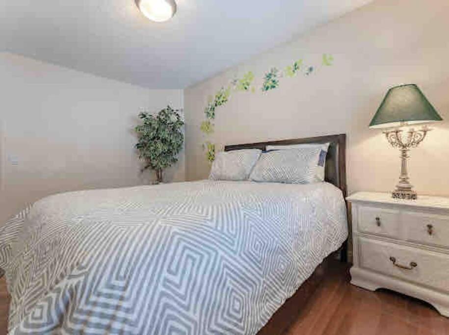 2500 Sq House In Springbank Hill Bl 261818 Villa Calgary Exterior photo