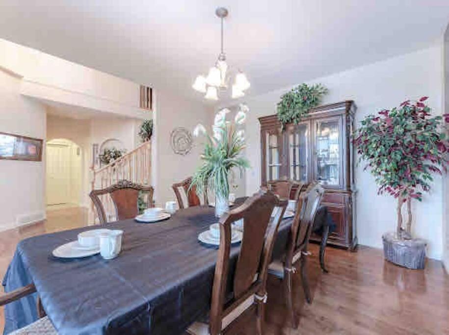 2500 Sq House In Springbank Hill Bl 261818 Villa Calgary Exterior photo