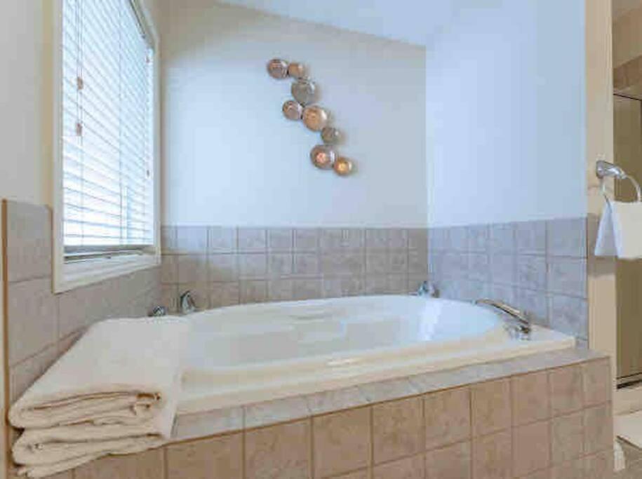 2500 Sq House In Springbank Hill Bl 261818 Villa Calgary Exterior photo