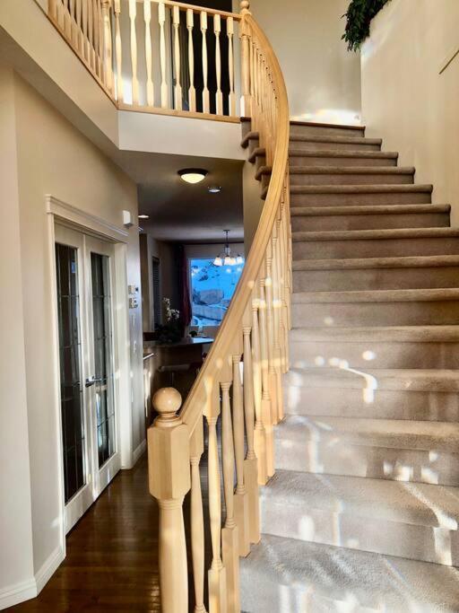 2500 Sq House In Springbank Hill Bl 261818 Villa Calgary Exterior photo